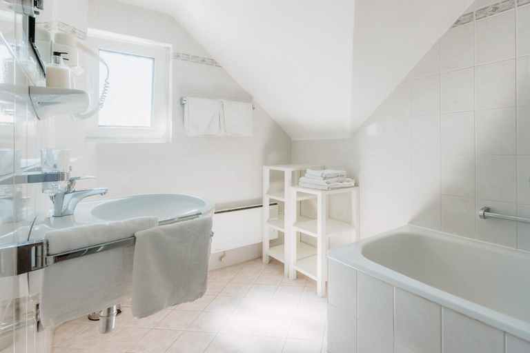 Bathroom 5, Inselhotel Faakersee, Villach Land