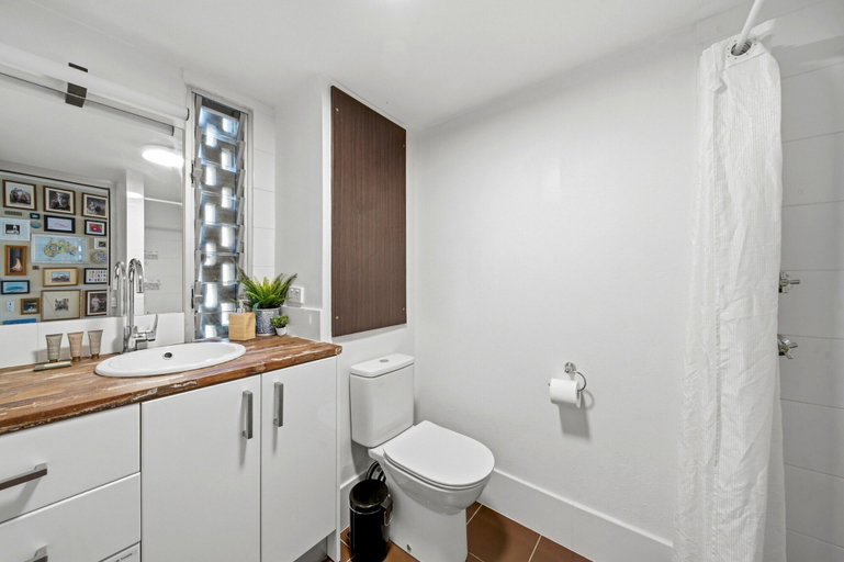 Bathroom, Airy & Arty 2-bed Old Kingston Foreshore, Canberra