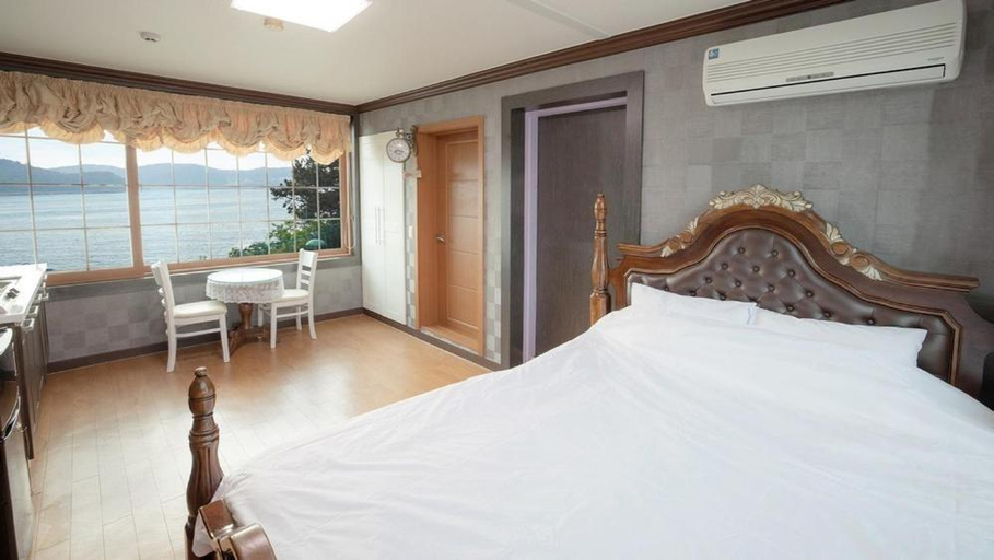Bedroom 2, Anmyeondo Bbalgang Pension, Taean