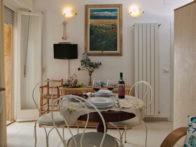 Dining 4, Apartment Near Marina Castagneto Beach, Livorno
