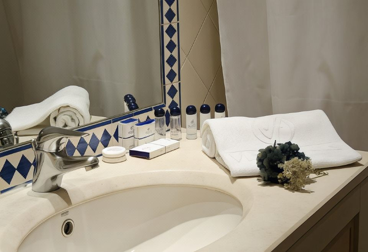 Bathroom 5, VIP Executive Eden Aparthotel, Lisbon