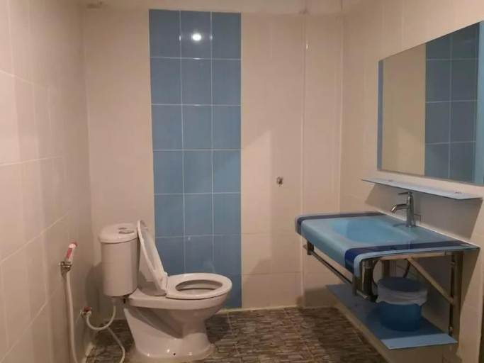 Bathroom 2, Ruen Bua resident, Warin Chamrap