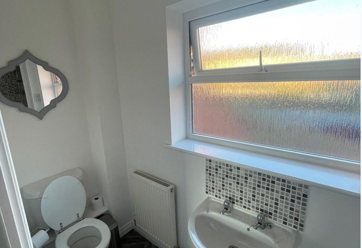 Bathroom 2, 3-bed-sleeps 5 With Garden and Parking, Northamptonshire