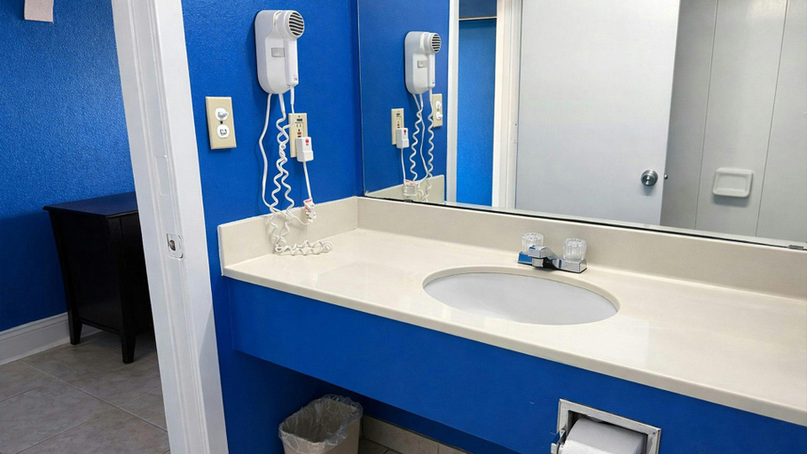 Bathroom 4, Apollo Lodge and RV Park, Freestone