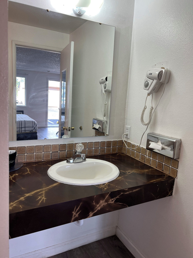 Bathroom 4, Economy Inn, Lane