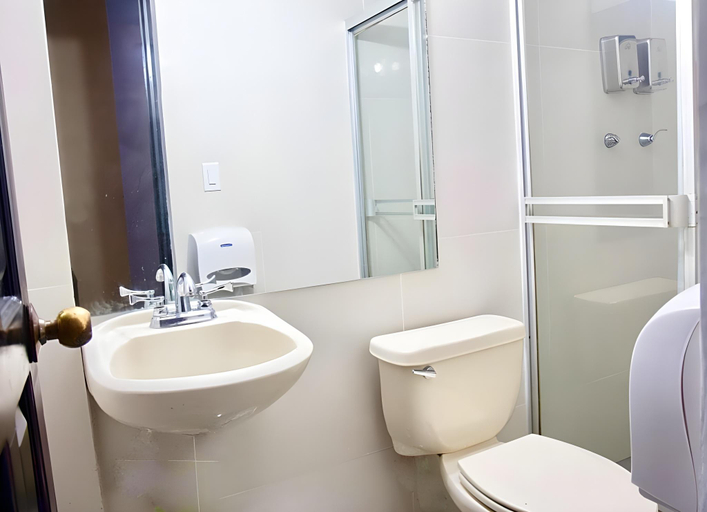 Bathroom, Hotel San Remo, Panamá