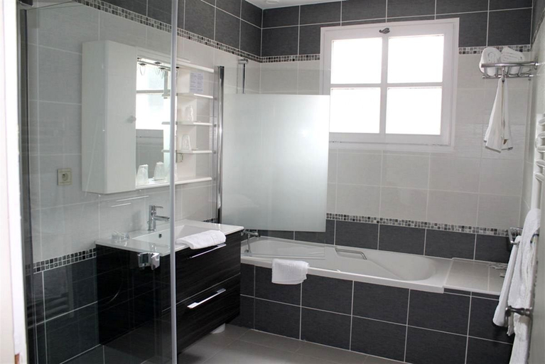 Bathroom 3, Logis Hotel La Croix Du Sud, Morbihan