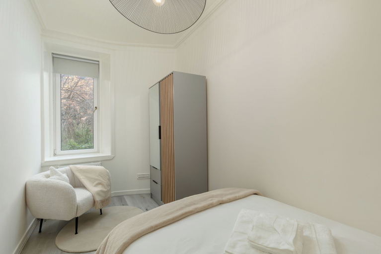 Room 4, Modern Wheatfield Apartment, Edinburgh