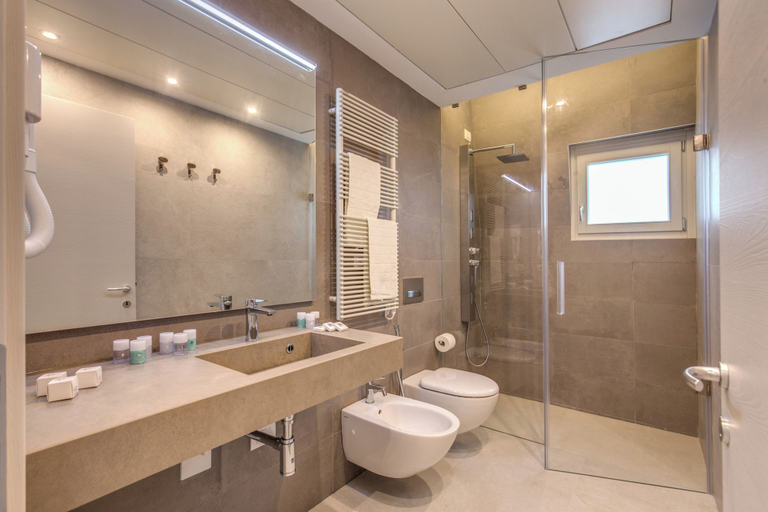 Bathroom 5, sunrise palace, Venezia