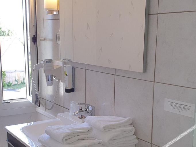 Bathroom 3, Hostellerie du Grand Sully, Loiret