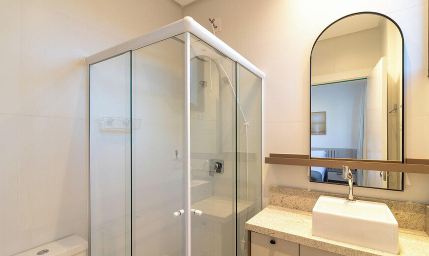 Bathroom 3, Aptos em prédio a 90 m da praia de Perequê - RIHs, Porto Belo