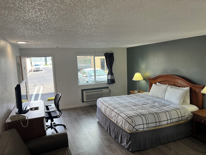 Room 3, Economy Inn, Lane