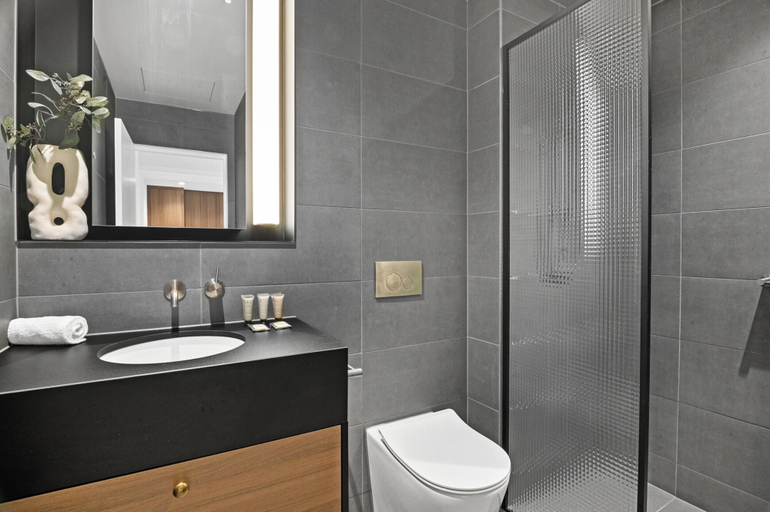 Bathroom, Modern 2BR Southbank Views + Pool Gym Near Casino, Melbourne