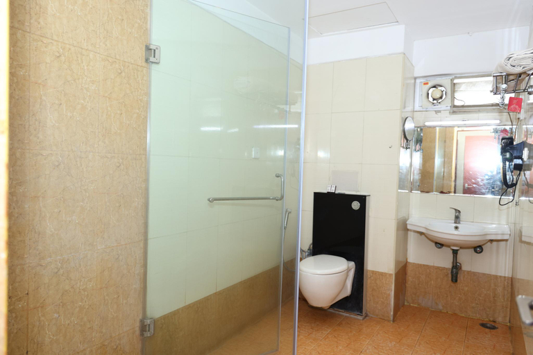 Bathroom 4, Dhanunjayas Luxury Hotel, Krishnagiri