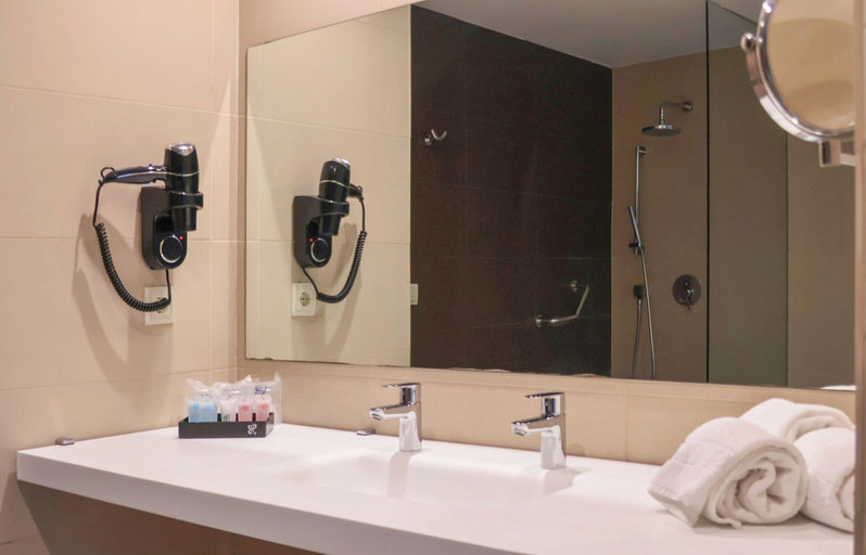 Bathroom 5, Hotel Granada Palace, Affiliated by Meliá, Granada