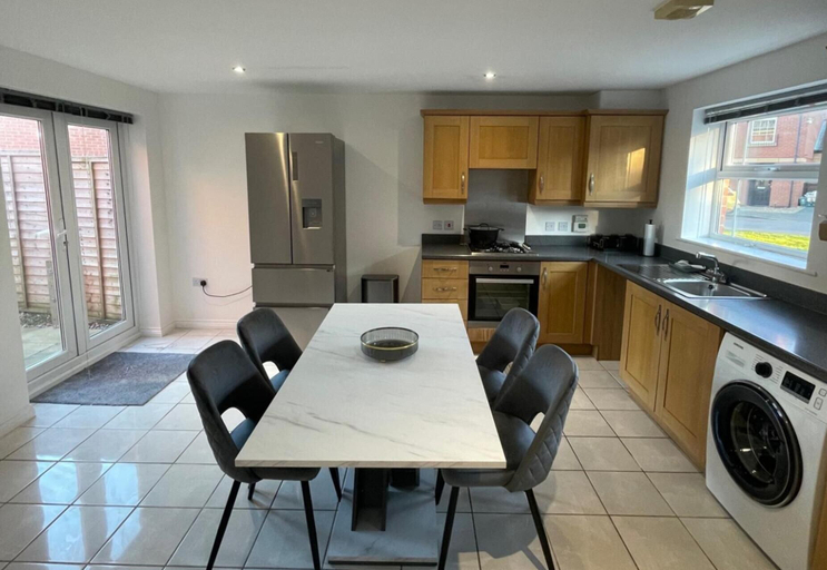 Private kitchen 3, 3-bed-sleeps 5 With Garden and Parking, Northamptonshire