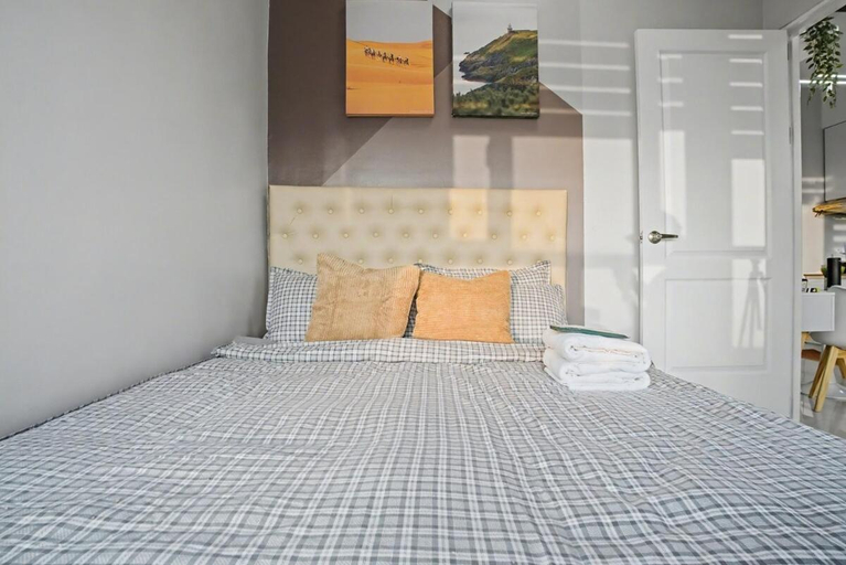Bedroom 2, Coastal Modern Mezza Condo • Sleeps 6• Near SM, Quezon City