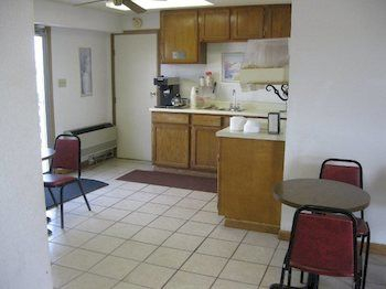 Breakfast Area 5, Budget Inn Motel, Bond