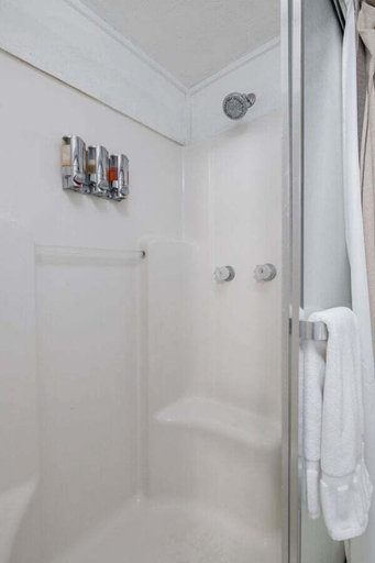 Bathroom 4, Historic Rumpel Kammer - Marktplatz Gem, Gillespie
