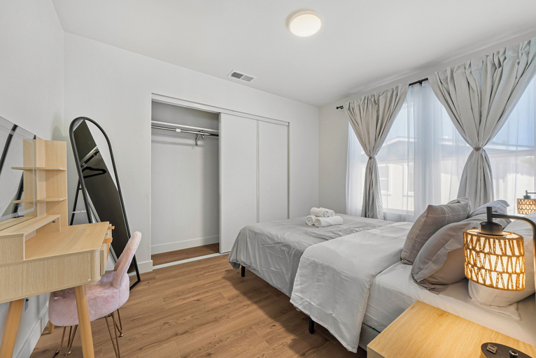 Room 2, Spacious 8BR Home with AC & Parking, Alameda