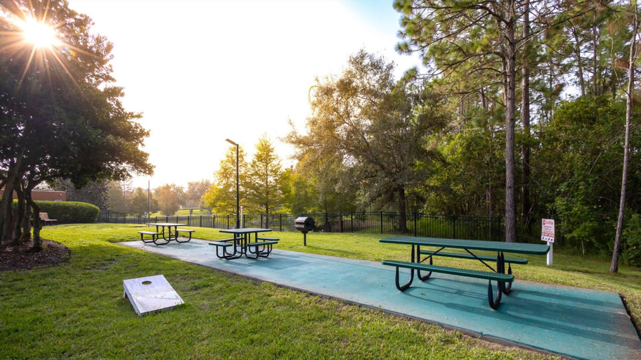 Outdoor dining 4, Sunlit Escape Resort Stay, Osceola
