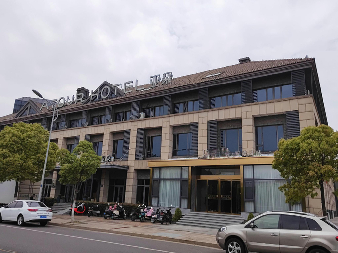 Exterior & Views