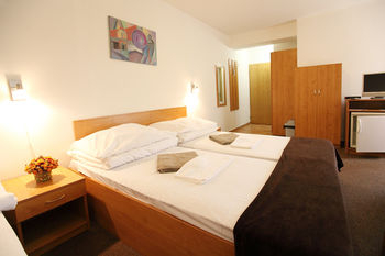 Others 2, Hotel Zátoka, Senec