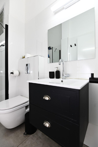 Bathroom 2, Gluck House