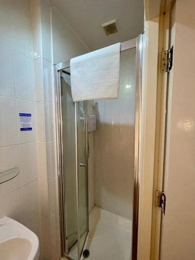 Bathroom 2, The Beeches Hotel, Blackpool