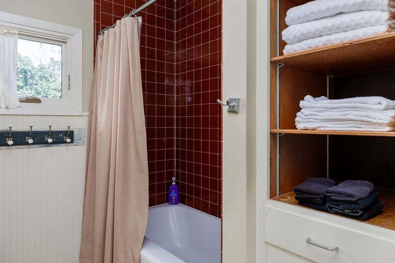 Bathroom 4, Das Treff Platz- The Gathering Place - Hot Tub!, Gillespie