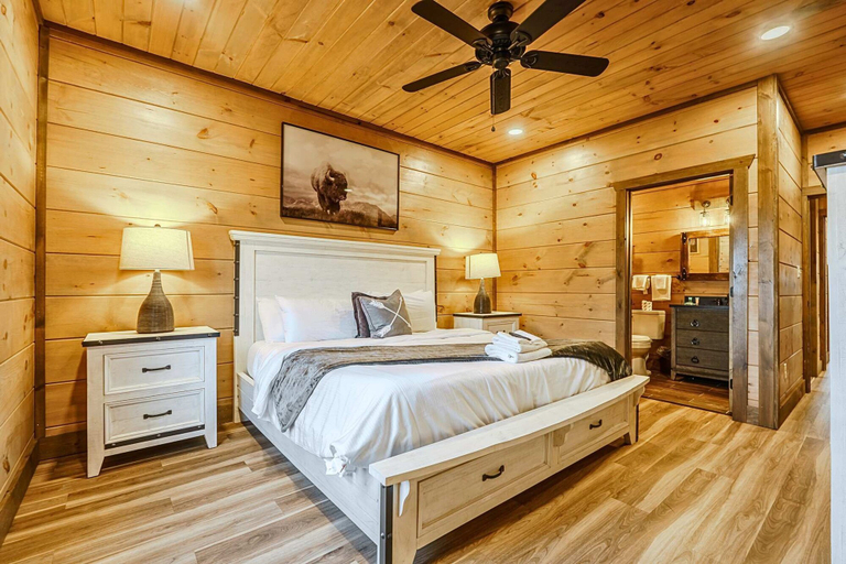 Room 3, NEW 12br Lux Lodge Private Pool-mtn Views, Sevier
