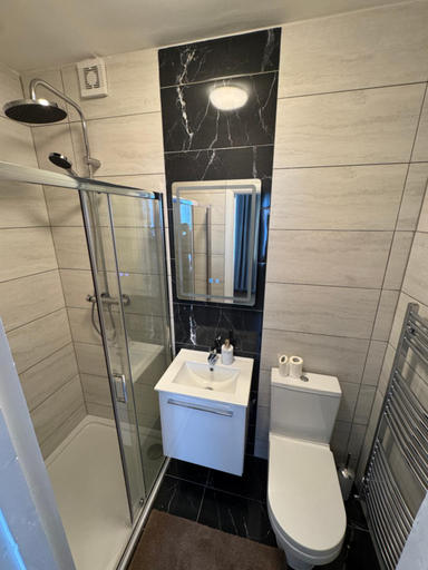 Bathroom 5, Maya's Lodge, Dublin