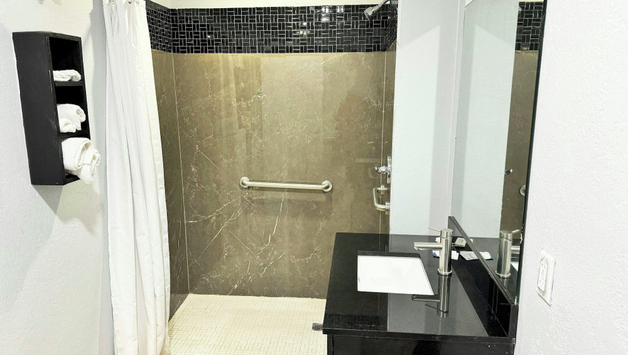 Bathroom 4, Xpress Inn & Extended Stays, Harrison