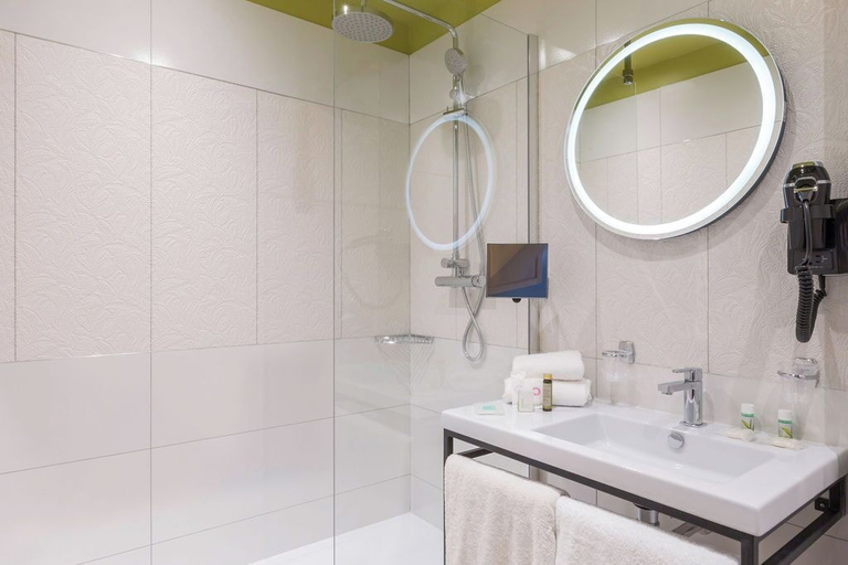 Bathroom 4, Best Western De Dieppe, Seine-Maritime