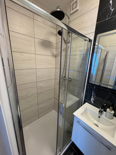 Bathroom 4, Maya's Lodge, Dublin