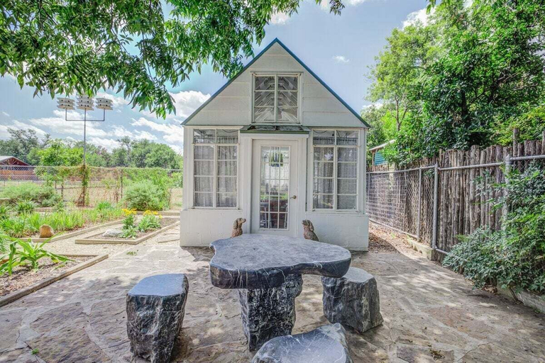 Outdoor dining 4, Sunny Charming Retreat: Wine Greenhouse, Gillespie