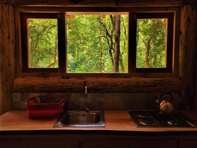 Private kitchen, entre arrayanes lodge, Cautín