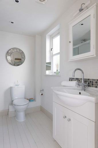 Room 5, Stylish Itchenor Home Walk to Harbour Pub, West Sussex