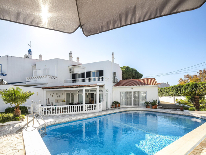 Sport & Beauty 2, Comfortable Villa in Carvoeiro, Algarve, Lagoa