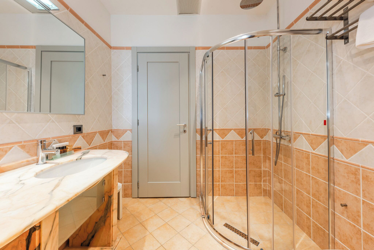 Bathroom 5, Aragosta Hotel, Durrësit