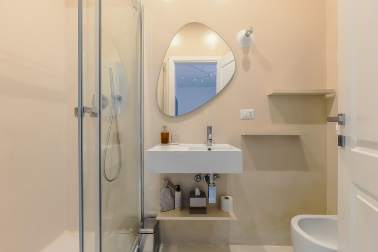 Bathroom 5, Ripagrande a Trastevere, Rome