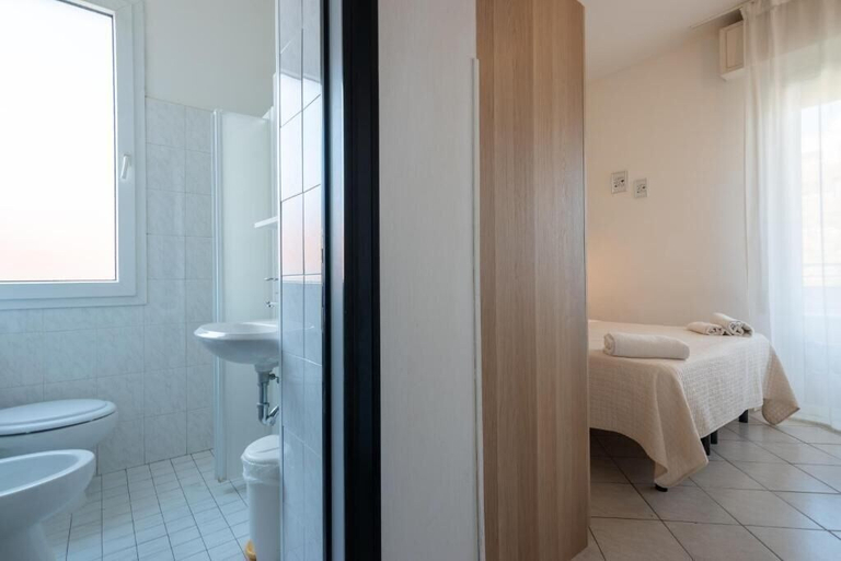 Bathroom 5, Hotel John, Rimini