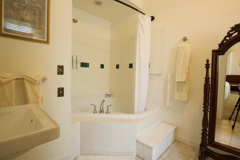 Bathroom, Cloran Mansion Bed & Breakfast, Jo Daviess