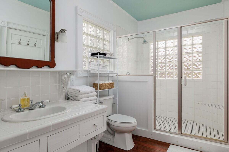 Bathroom 3, Sunny Charming Retreat: Wine Greenhouse, Gillespie