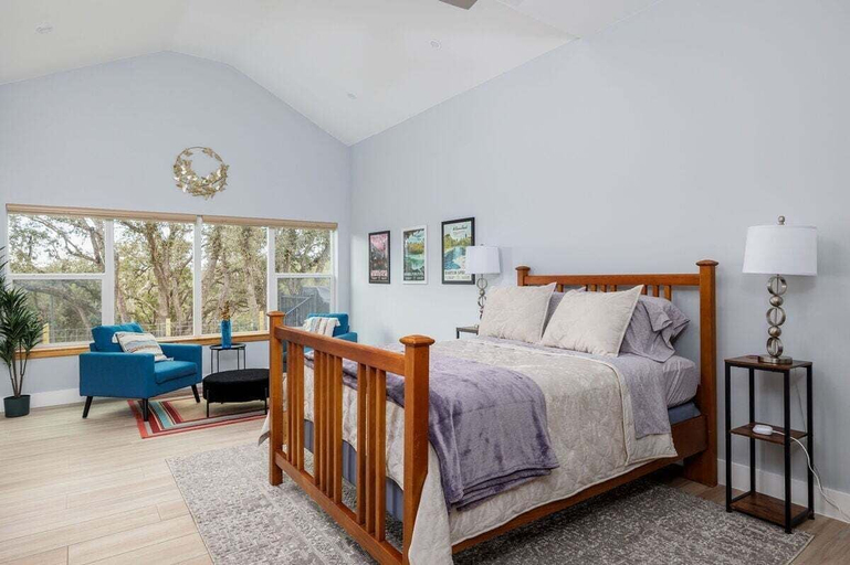 Room 2, Casa Mariposa Newly Renovated Firepit Fireplace Great Deck Pets Welcome!, Travis