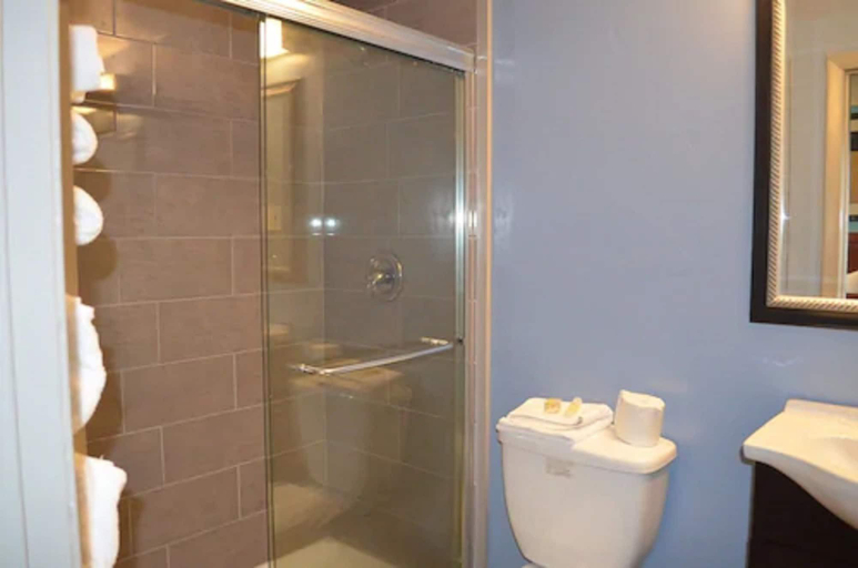 Bathroom 4, Hyannis Host Inn, Barnstable