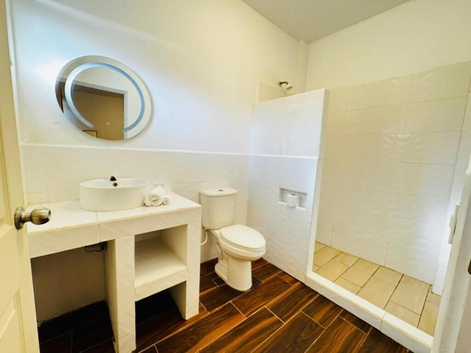 Bathroom 2, Hotel RICCO BEACH, Chiquimulilla