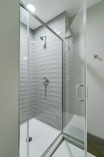 Bathroom 4, Sable 802 - Alcove, Hennepin