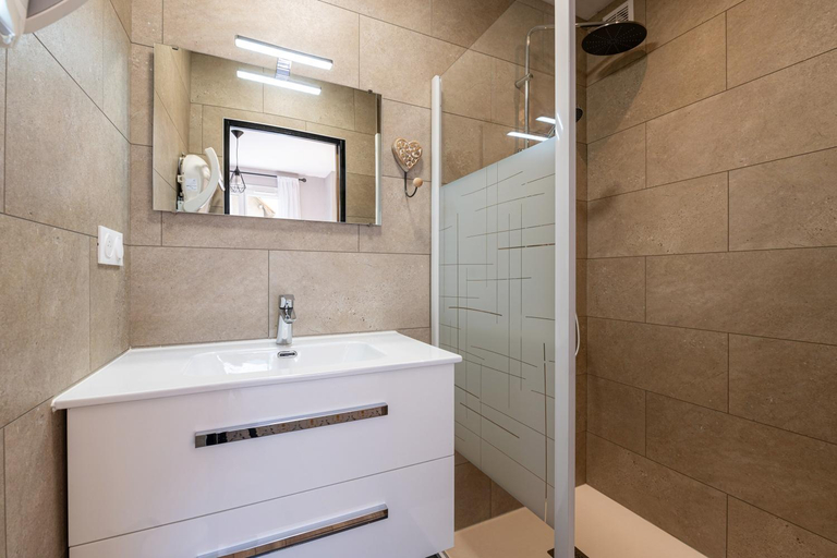 Bathroom 3, L' edelweiss, Savoie