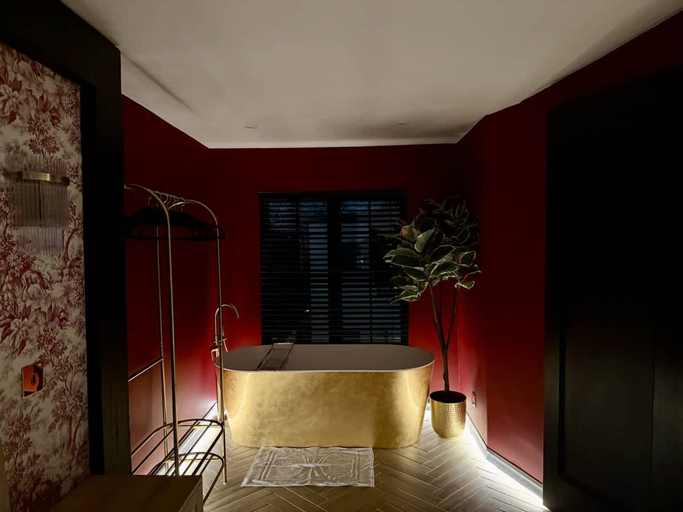 Room 4, Boutique Studio Gold Bath in Jewellery Quarter BHM, Birmingham